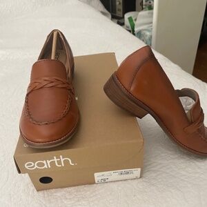 Earth Brown Leather Loafers NWB Size 6 1/2